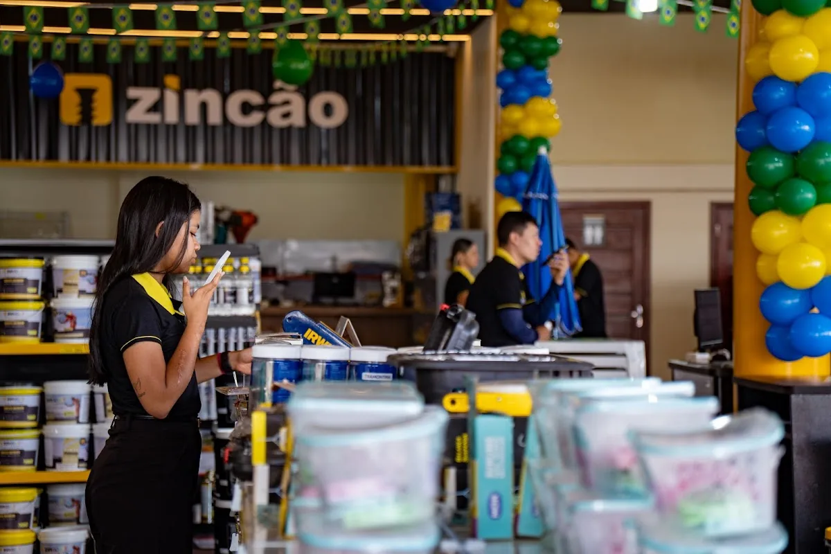 Vendedores atendendo no balcão da Zincão
