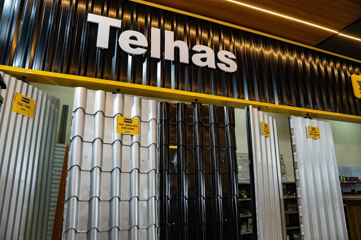 Setor de telhas na loja Zincão